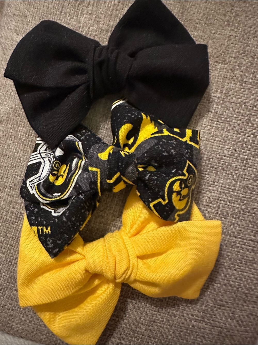 Kids Iowa Hawkeyes lot of Black and Yellow Bow Hair Clips - Set of 3
